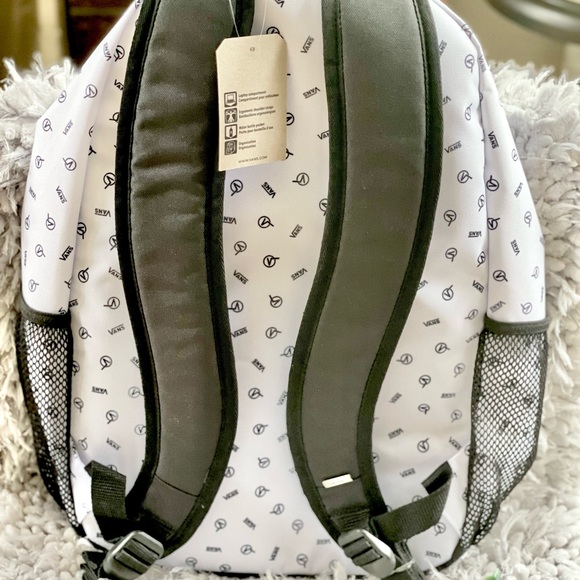 New with tag VANS ALUMNI PACK PRI BACKPACK w/logo and adjustable straps 4 pocket - Picture 6 of 14